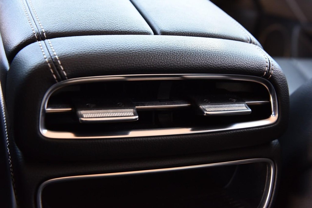 Genesis GV80 Vehicle Full-screen Gallery Image 25