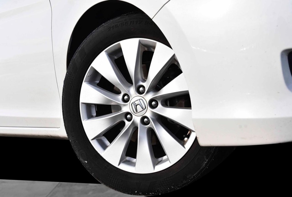 Honda Accord Sedan Vehicle Full-screen Gallery Image 3