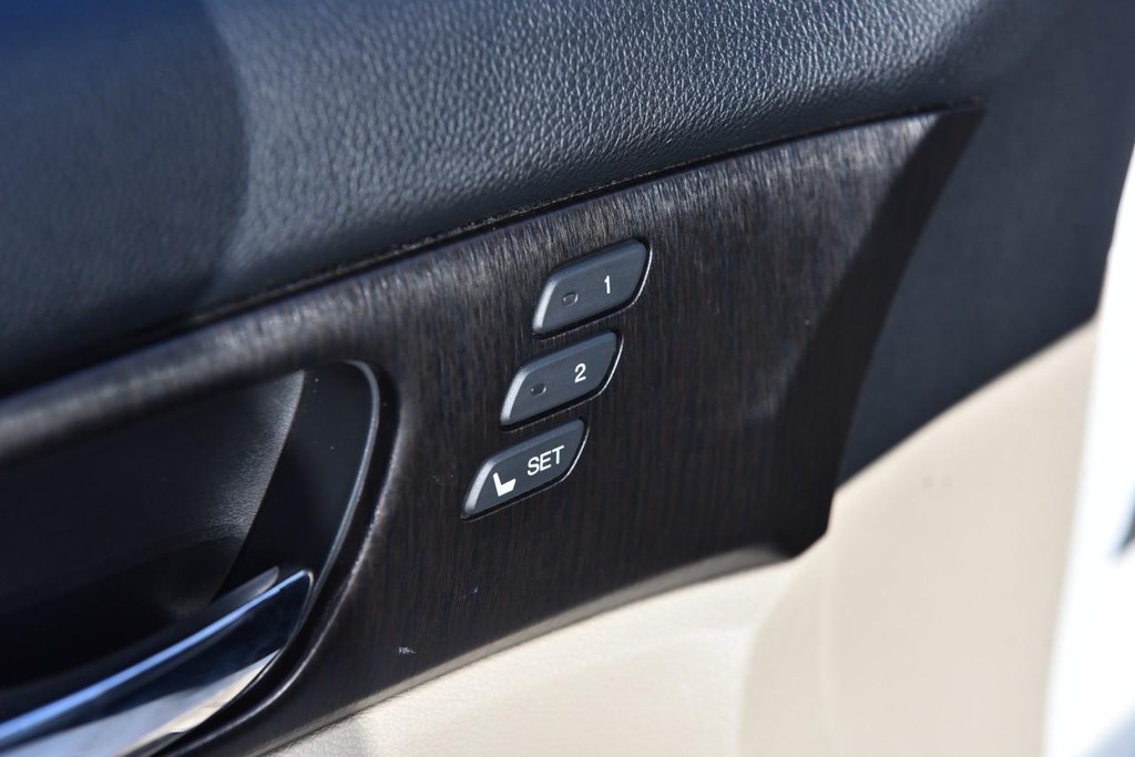 Honda Accord Sedan Vehicle Full-screen Gallery Image 9