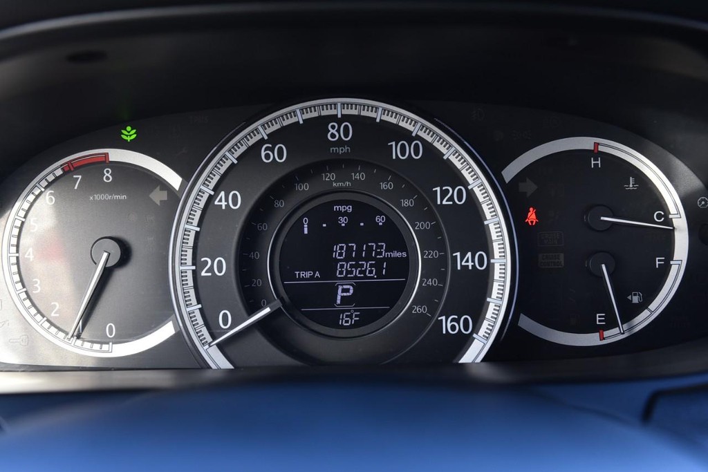 Honda Accord Sedan Vehicle Full-screen Gallery Image 11