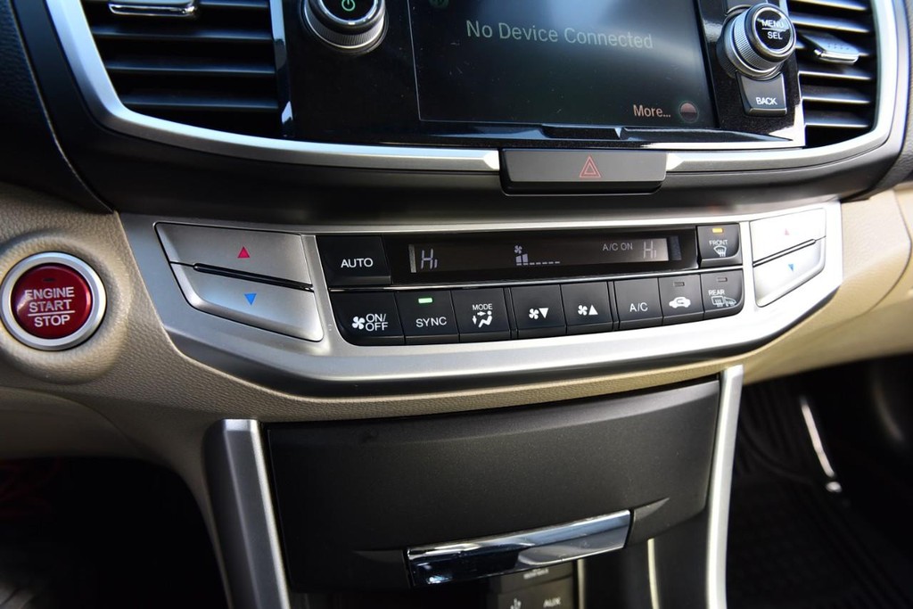 Honda Accord Sedan Vehicle Full-screen Gallery Image 16