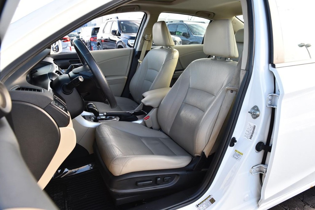 Honda Accord Sedan Vehicle Full-screen Gallery Image 21