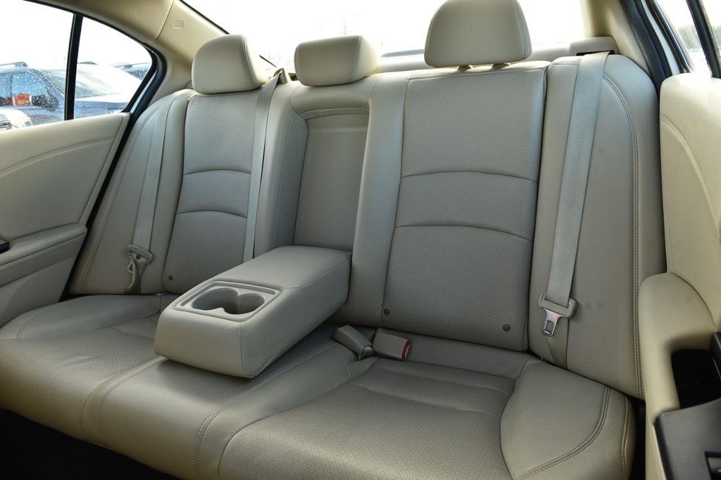 Honda Accord Sedan Vehicle Full-screen Gallery Image 24