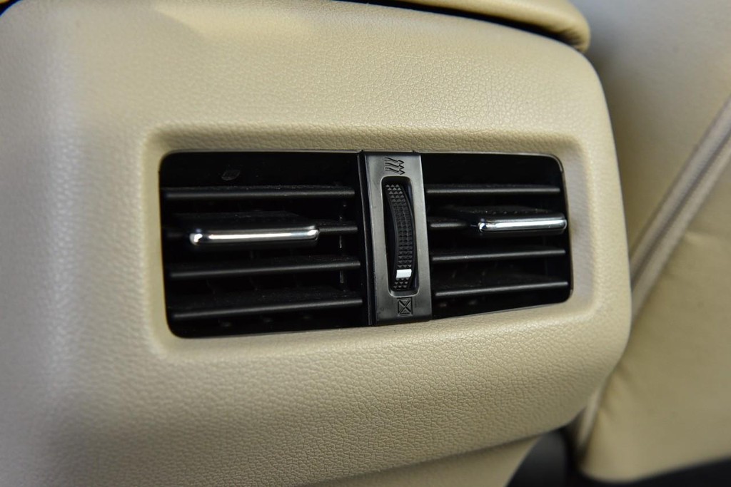 Honda Accord Sedan Vehicle Full-screen Gallery Image 25