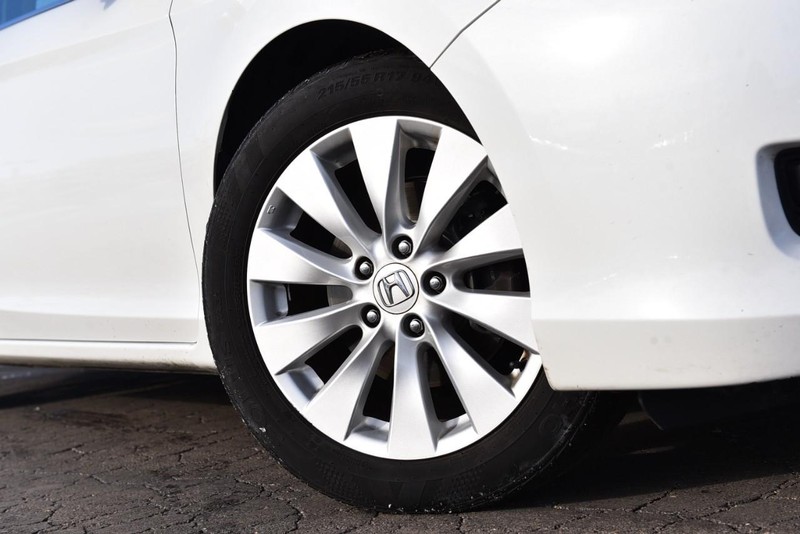 Honda Accord Sedan Vehicle Full-screen Gallery Image 3