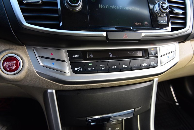 Honda Accord Sedan Vehicle Full-screen Gallery Image 16