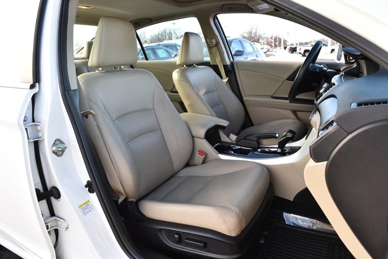 Honda Accord Sedan Vehicle Full-screen Gallery Image 22