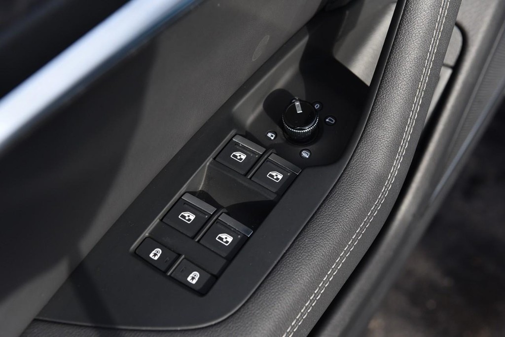 Audi A6 Sedan Vehicle Full-screen Gallery Image 8