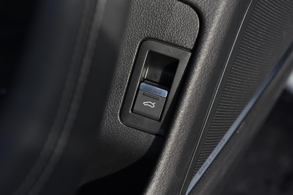 Audi A6 Sedan Vehicle Full-screen Gallery Image 9