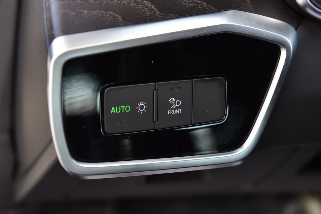 Audi A6 Sedan Vehicle Full-screen Gallery Image 12