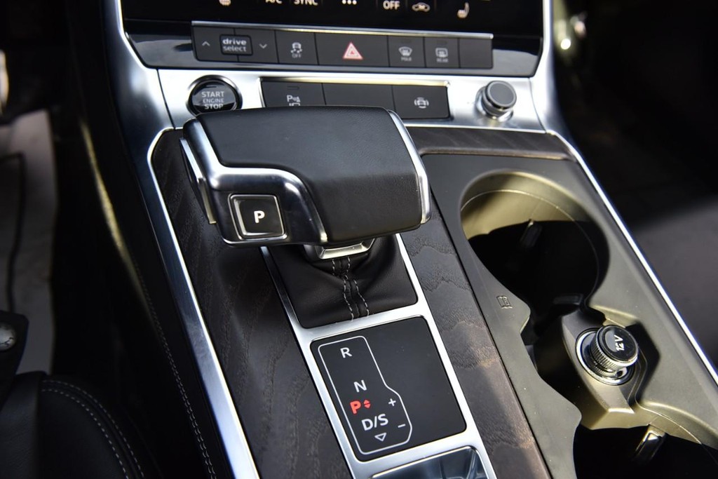 Audi A6 Sedan Vehicle Full-screen Gallery Image 17