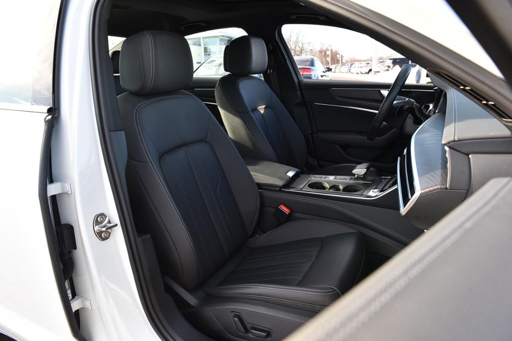 Audi A6 Sedan Vehicle Full-screen Gallery Image 20