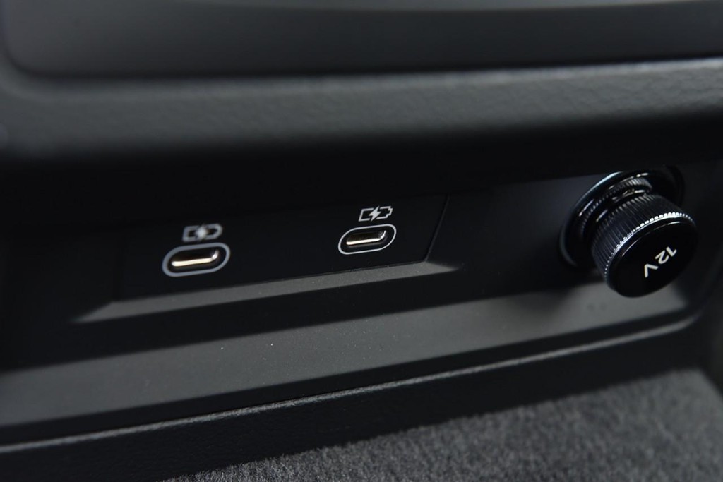 Audi A6 Sedan Vehicle Full-screen Gallery Image 24