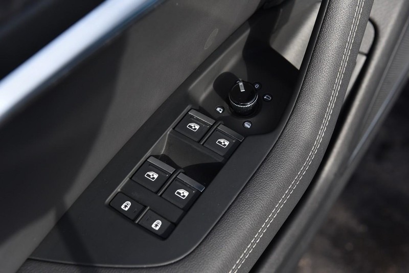 Audi A6 Sedan Vehicle Full-screen Gallery Image 08