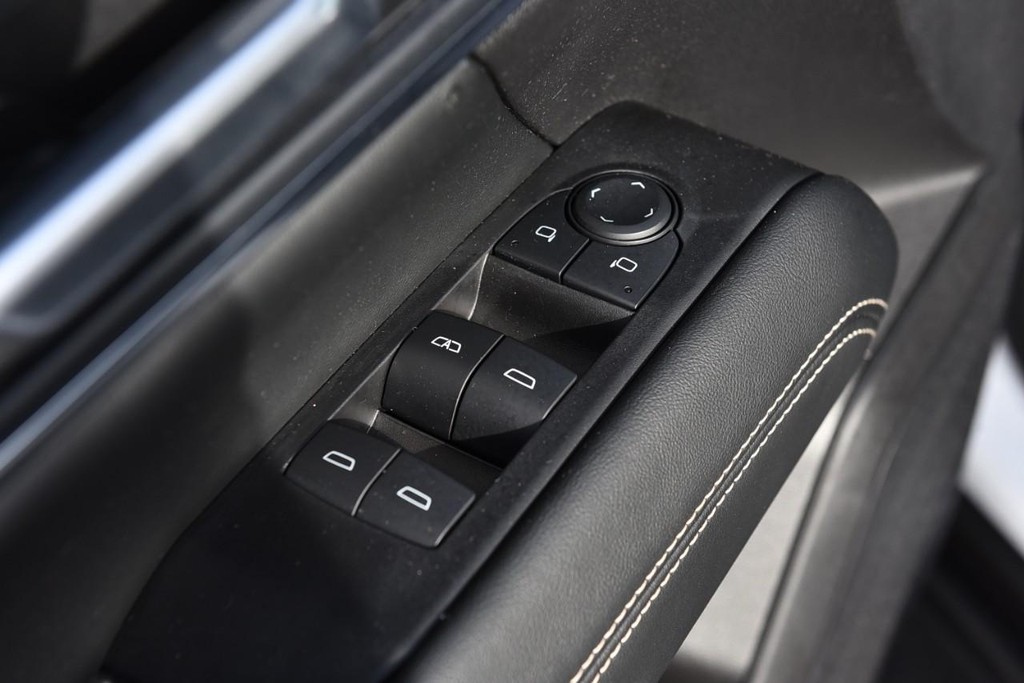 GMC Terrain Vehicle Full-screen Gallery Image 8