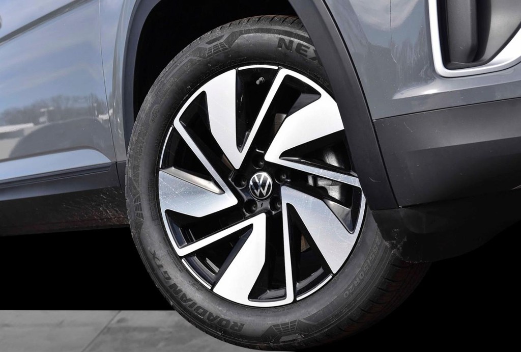 Volkswagen Atlas Vehicle Full-screen Gallery Image 3