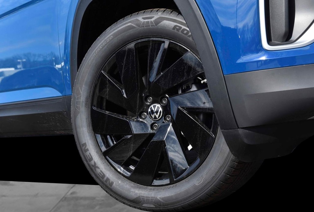 Volkswagen Atlas Vehicle Full-screen Gallery Image 3