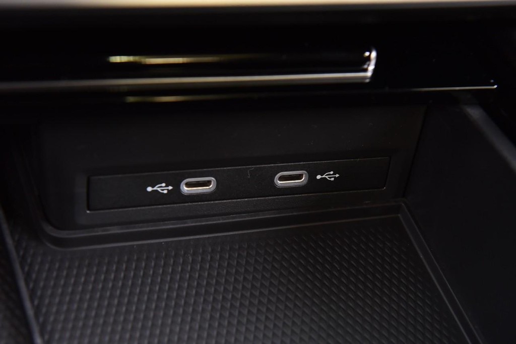 Volkswagen Atlas Vehicle Full-screen Gallery Image 16