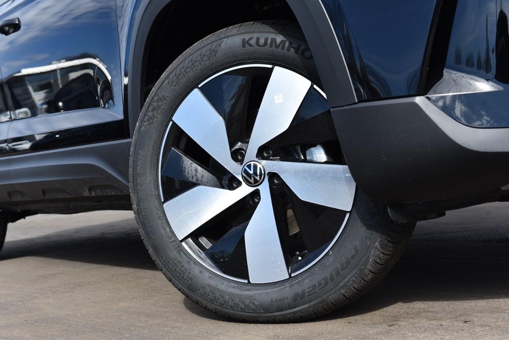 Volkswagen Taos Vehicle Full-screen Gallery Image 3