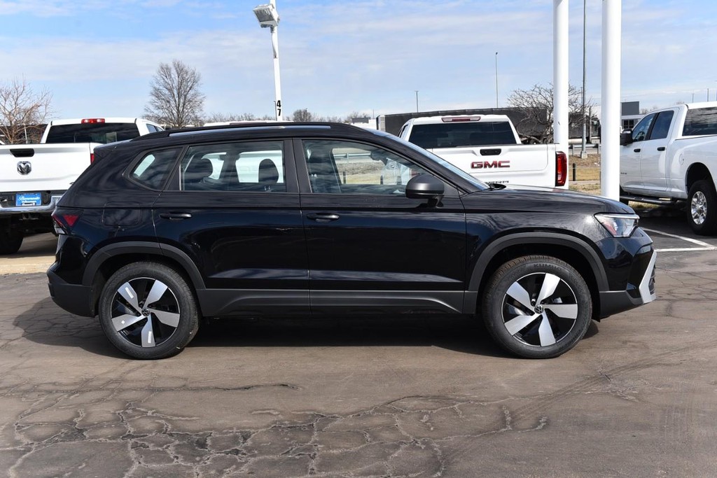 Volkswagen Taos Vehicle Full-screen Gallery Image 5