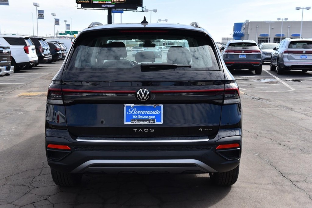 Volkswagen Taos Vehicle Full-screen Gallery Image 6