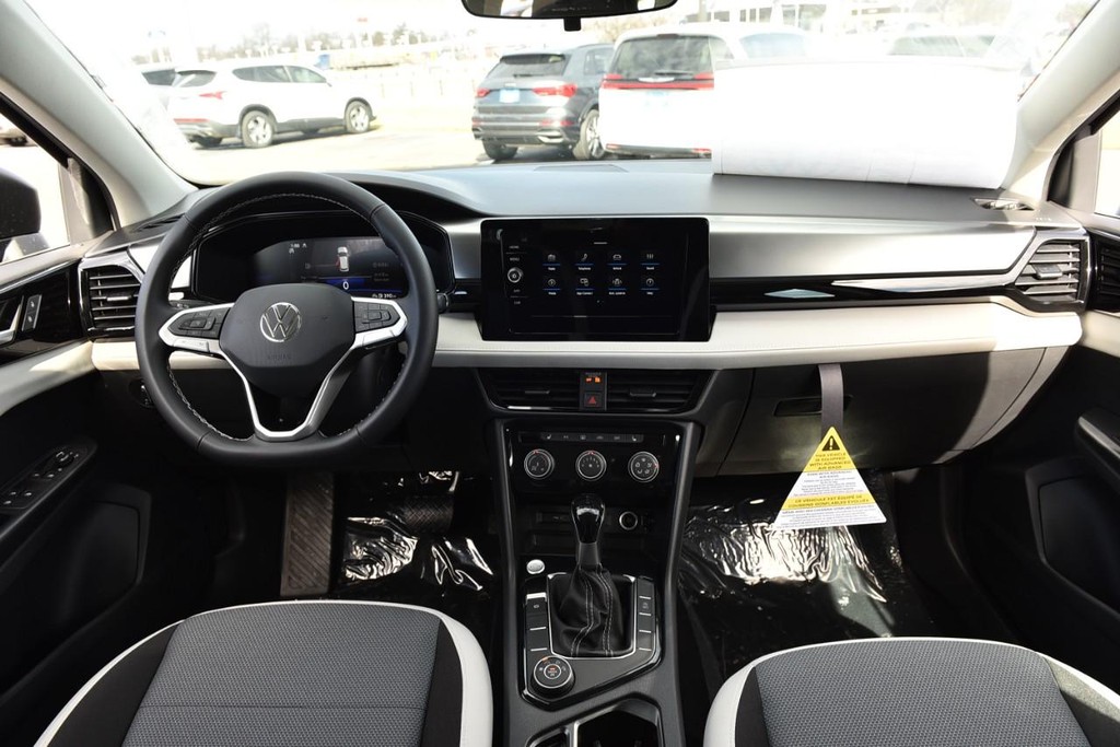 Volkswagen Taos Vehicle Full-screen Gallery Image 7