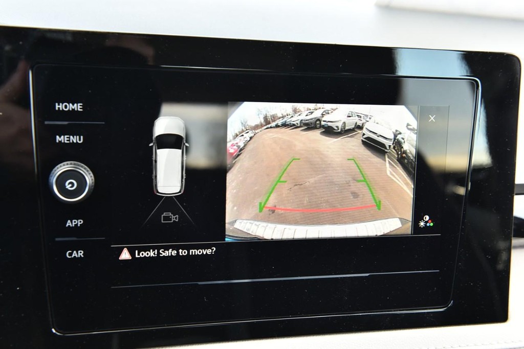 Volkswagen Taos Vehicle Full-screen Gallery Image 12