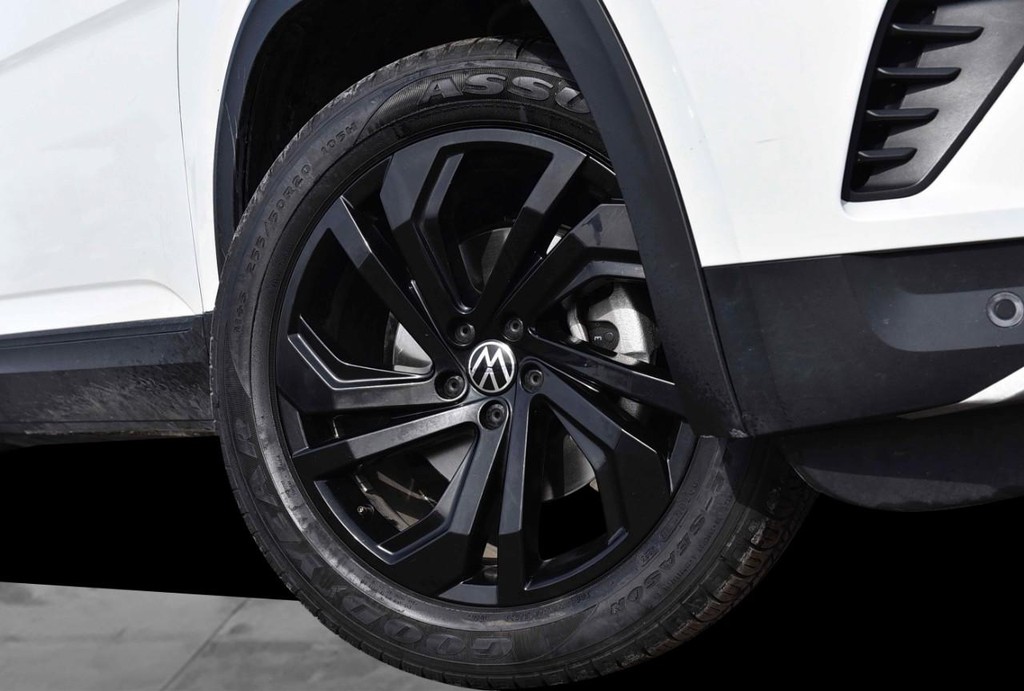 Volkswagen Atlas Vehicle Full-screen Gallery Image 3