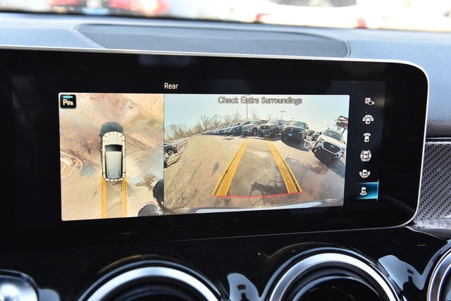 Mercedes-Benz GLB Vehicle Image 13