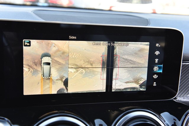 Mercedes-Benz GLB Vehicle Image 15