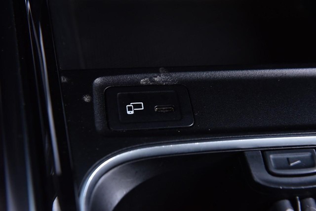 Mercedes-Benz GLB Vehicle Image 20