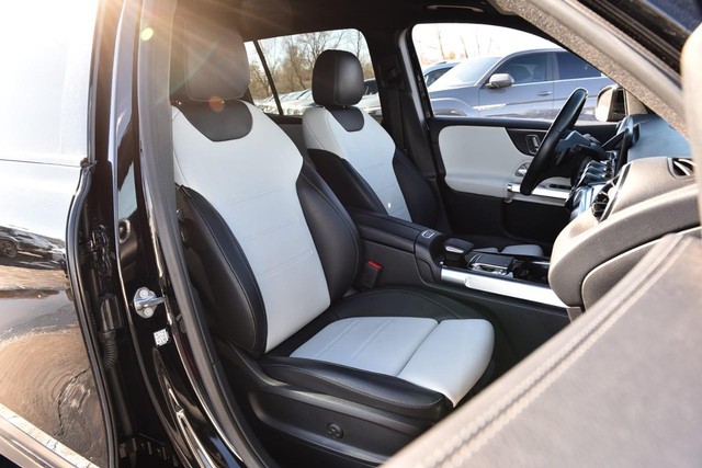 Mercedes-Benz GLB Vehicle Image 25