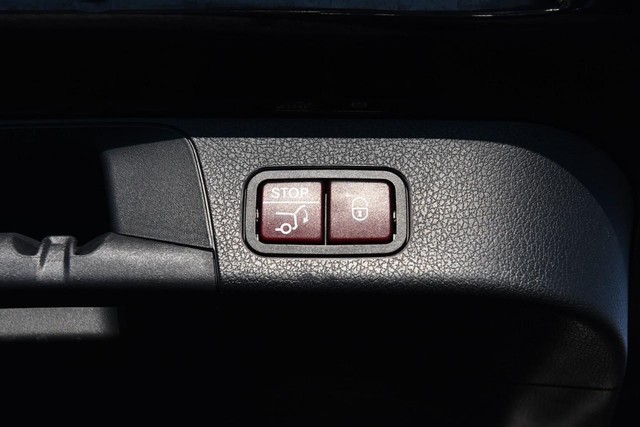 Mercedes-Benz GLB Vehicle Image 30