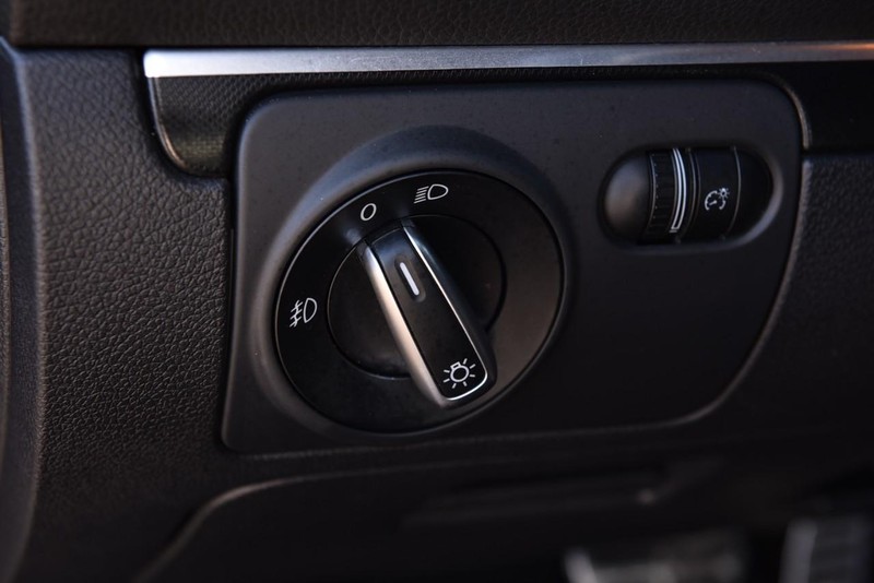 Volkswagen EOS Vehicle Image 11