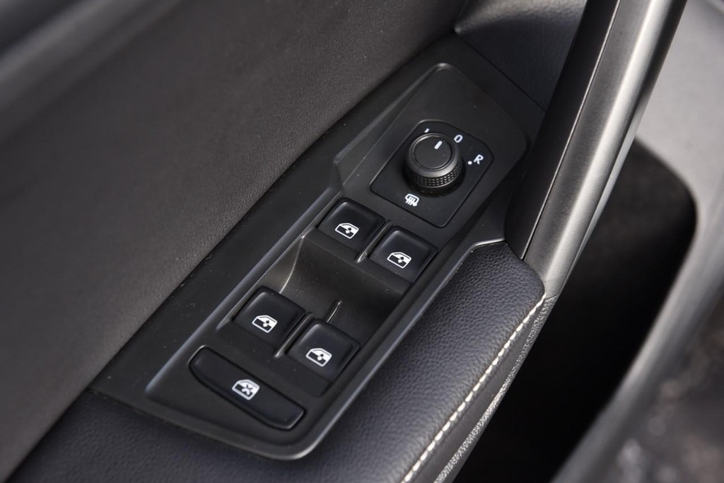 Volkswagen Tiguan Vehicle Full-screen Gallery Image 8