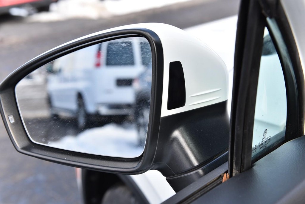 Volkswagen Tiguan Vehicle Full-screen Gallery Image 9