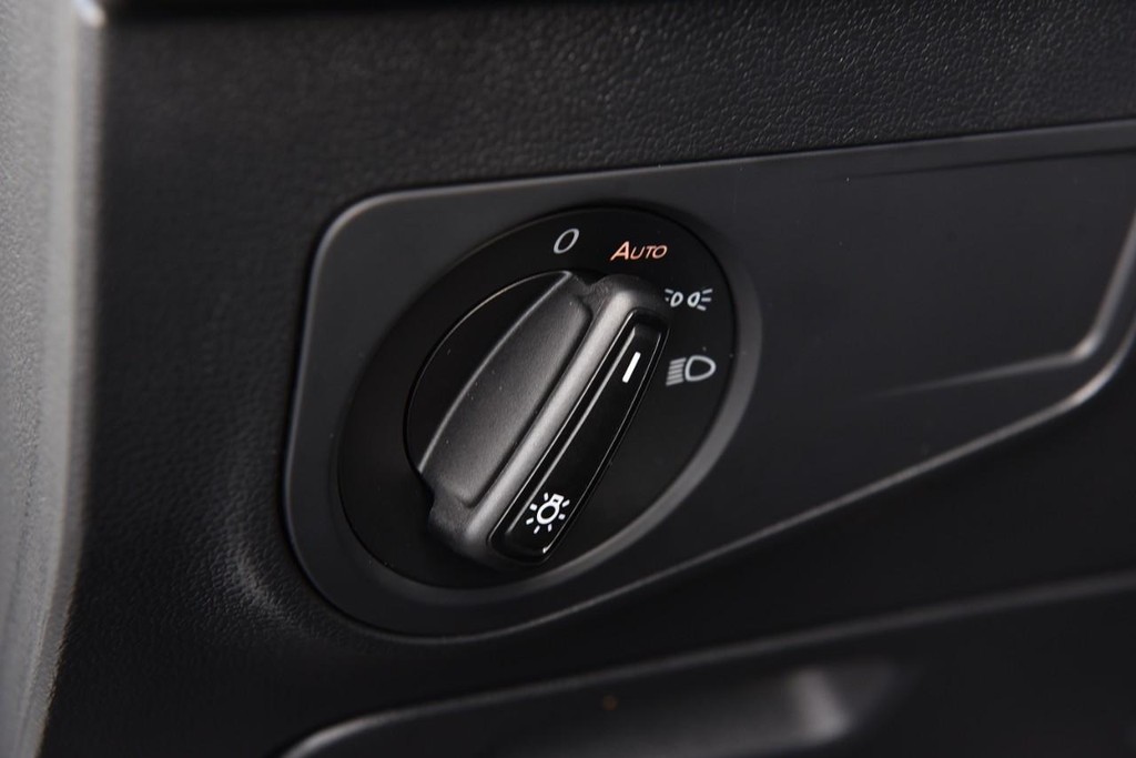 Volkswagen Tiguan Vehicle Full-screen Gallery Image 10