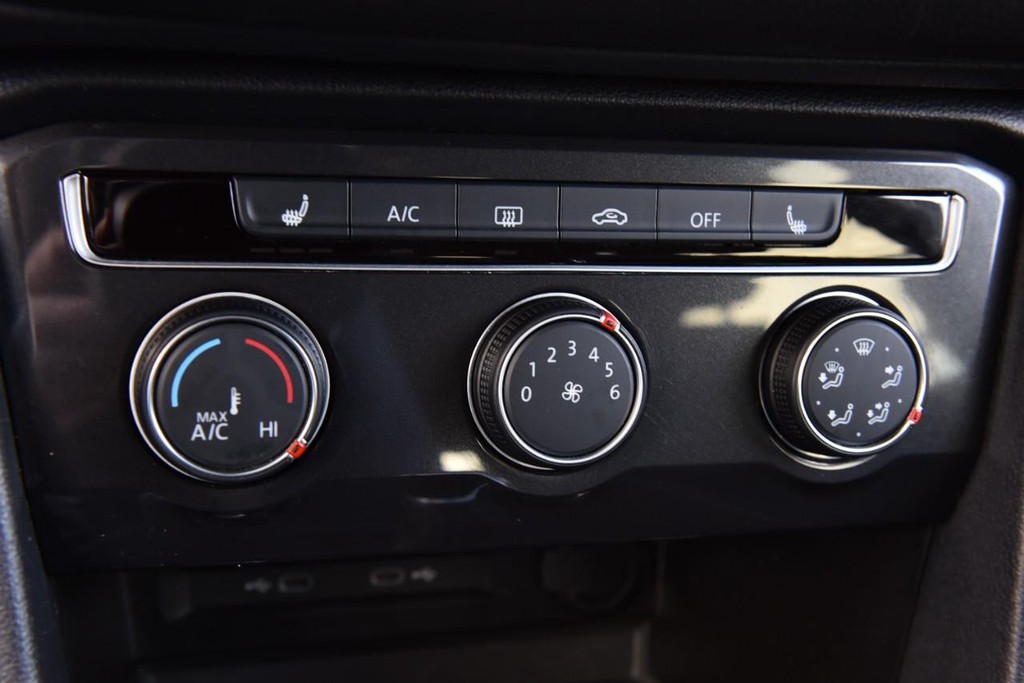 Volkswagen Tiguan Vehicle Full-screen Gallery Image 14