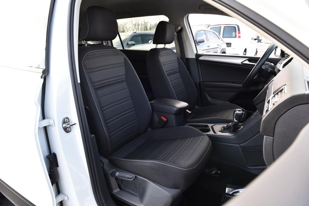 Volkswagen Tiguan Vehicle Full-screen Gallery Image 19