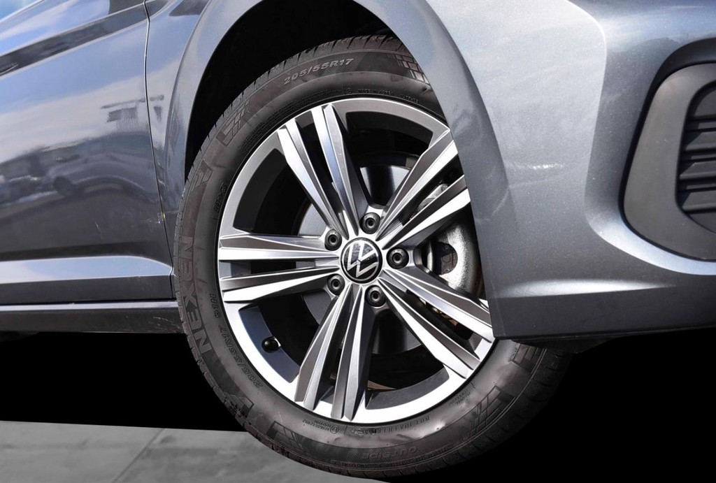 Volkswagen Jetta Vehicle Full-screen Gallery Image 3