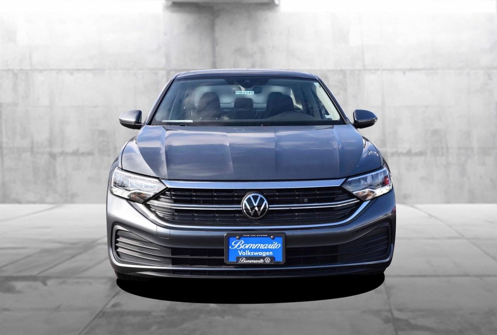 Volkswagen Jetta Vehicle Full-screen Gallery Image 4