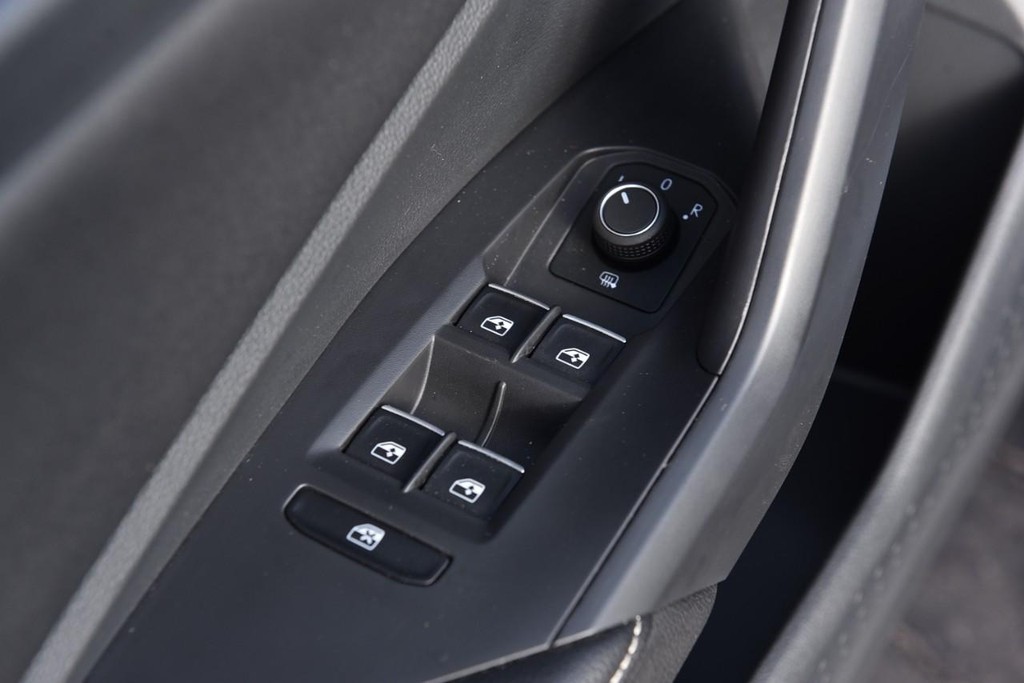 Volkswagen Jetta Vehicle Full-screen Gallery Image 8