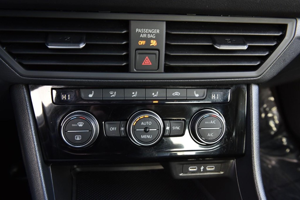 Volkswagen Jetta Vehicle Full-screen Gallery Image 15