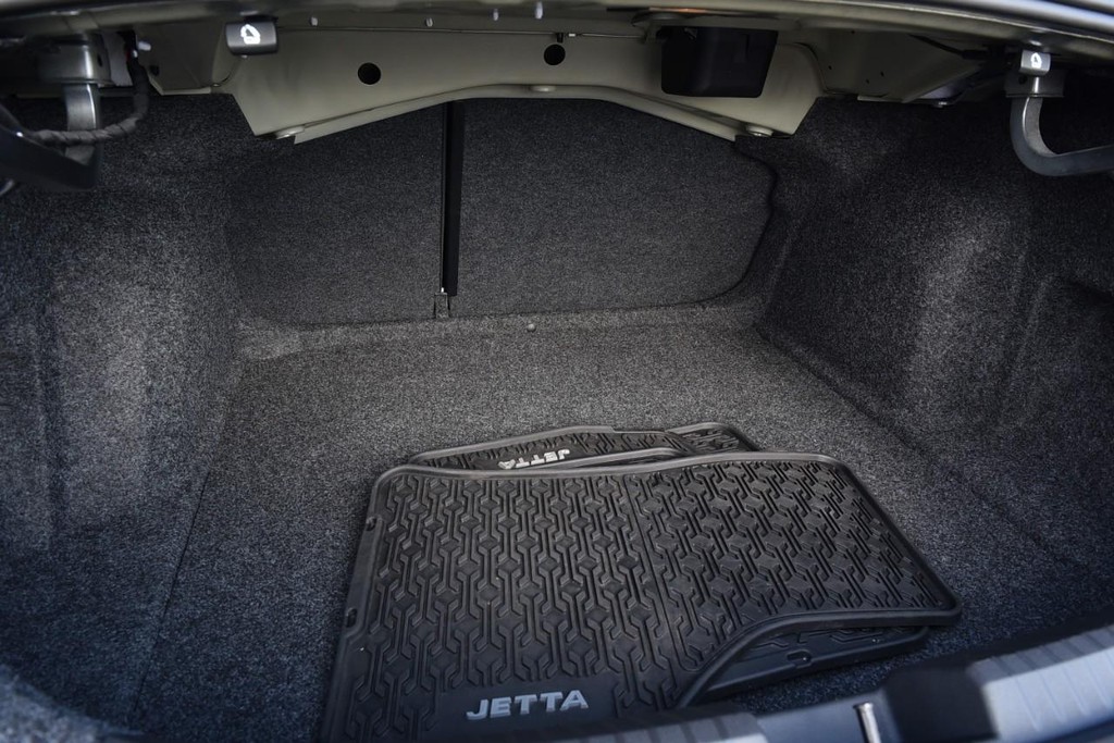 Volkswagen Jetta Vehicle Full-screen Gallery Image 24