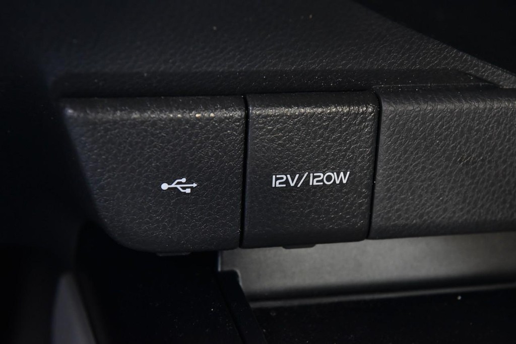 Toyota Camry Vehicle Full-screen Gallery Image 15