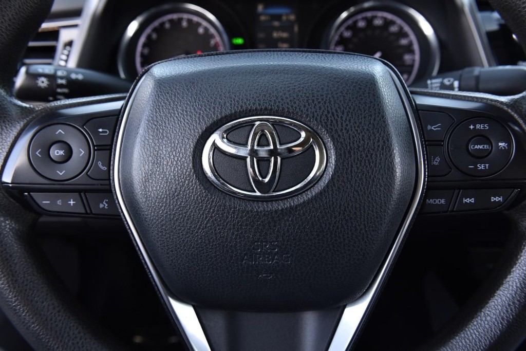 Toyota Camry Vehicle Full-screen Gallery Image 17