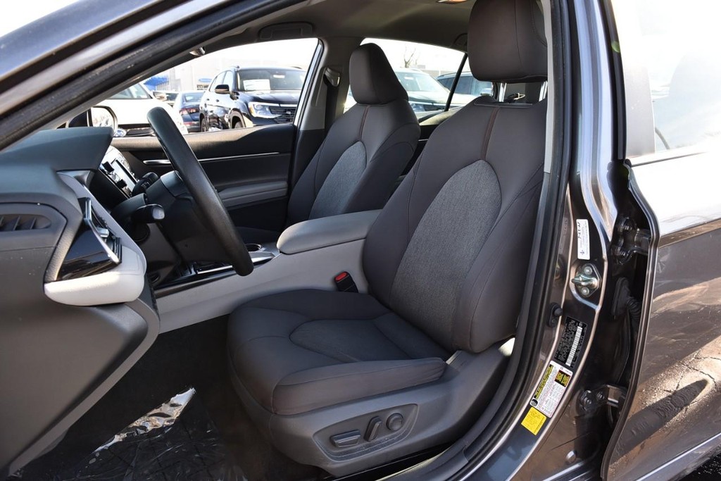 Toyota Camry Vehicle Full-screen Gallery Image 18