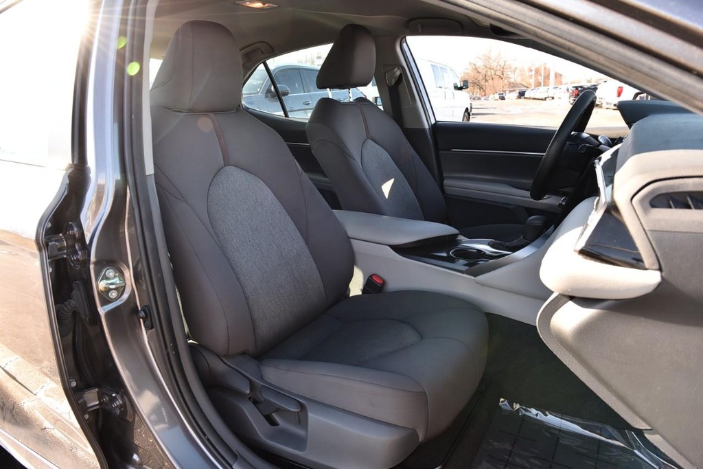 Toyota Camry Vehicle Full-screen Gallery Image 19