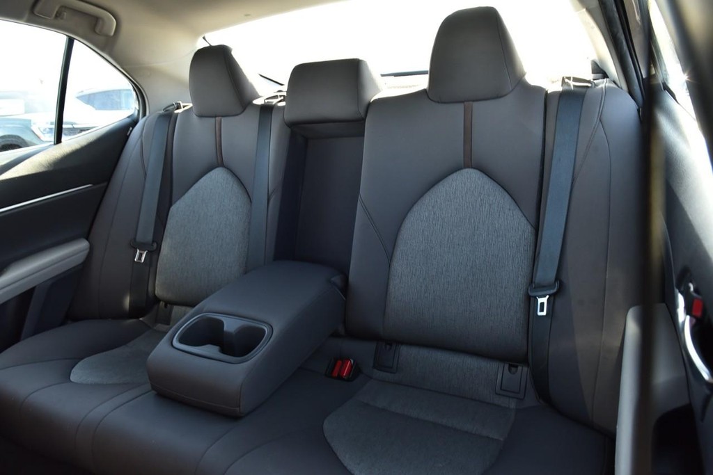 Toyota Camry Vehicle Full-screen Gallery Image 20