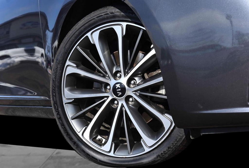 Kia Cadenza Vehicle Full-screen Gallery Image 3